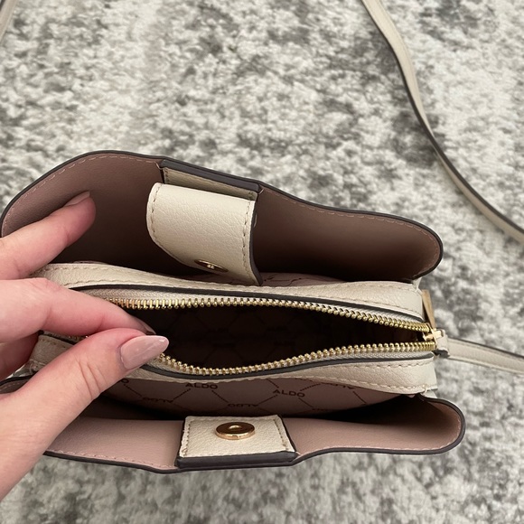 4/$20 Aldo cream shoulder bag - Picture 7 of 8